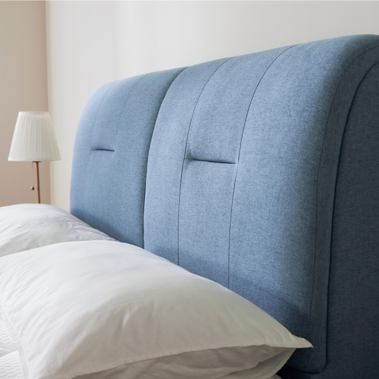 Prime Lite di bilik tidur dengan dinding aksen